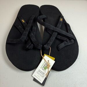 NWT Teva Women's Olowahu flip-flops size 11